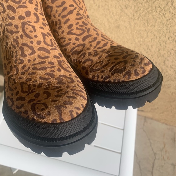 Lucky Brand lug sole animal print cheetah suede Chelsea boots size 6.5M - Picture 8 of 16